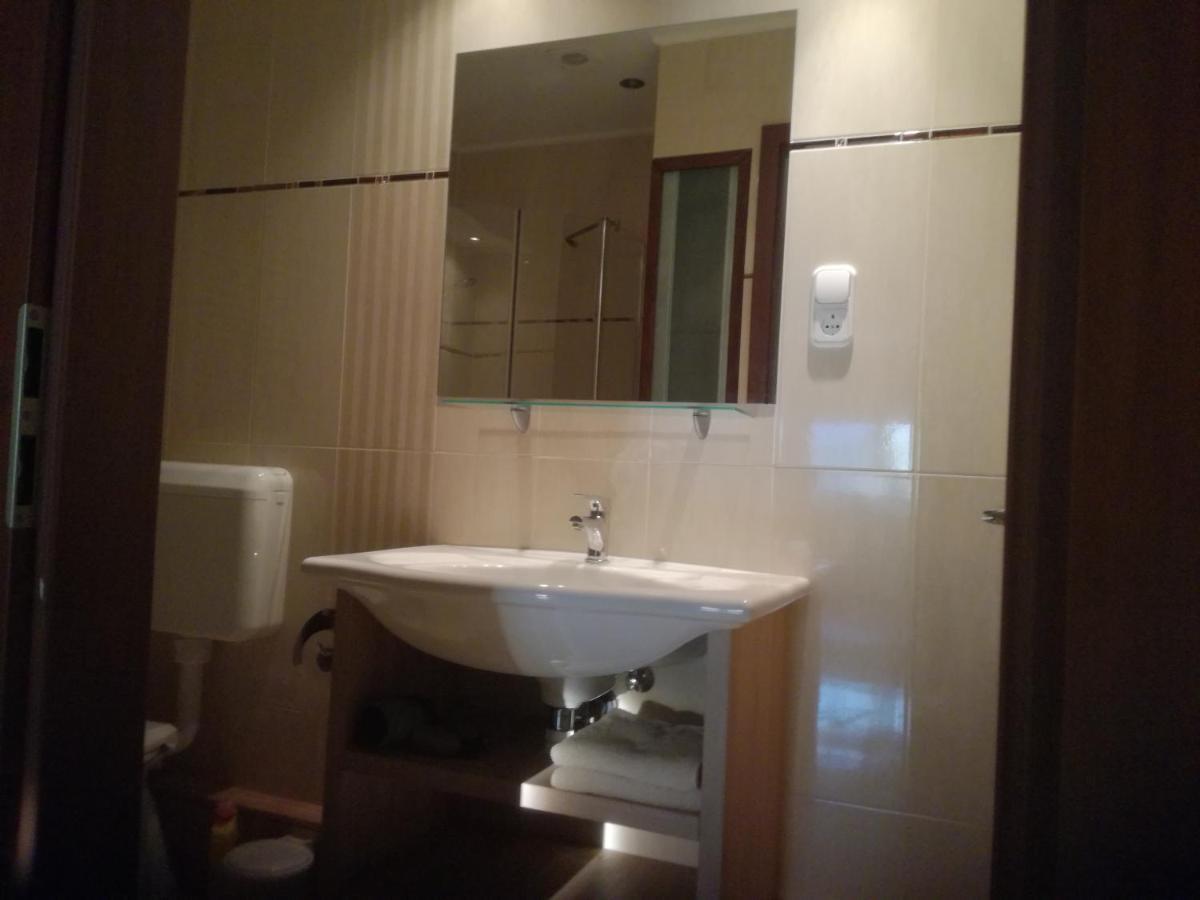 Besenyei Apartman ชาร์วาร์ ภายนอก รูปภาพ