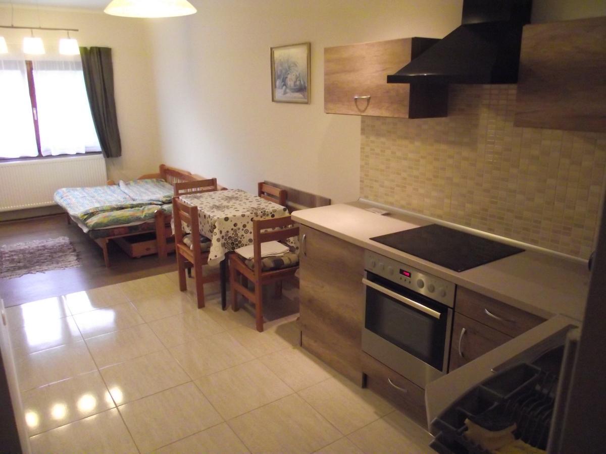 Besenyei Apartman ชาร์วาร์ ภายนอก รูปภาพ